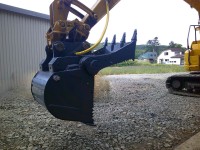 フォーク兼用バケット「ライガー」の取付姿勢と開閉動作動画