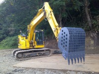 モデルチェンジ後スケルトンバケットシェイクファスターの取付姿勢