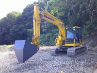 こぼれ防止返しで運搬性向上した生コンバケットコンバケの取付姿勢