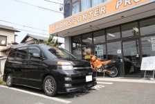 トヨタヴォクシーにフルサイズモトクロスバイク積載！