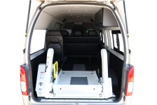 車椅子リフトに合わせてハイエースの床を底上げ＆貼りあげました
