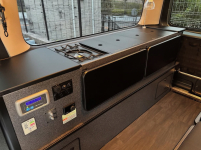 キャンプギアがぴったりフィット！オーダー棚をキャラバンにカスタム