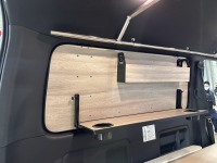 ハイエースTYPE-Cにはグレージュカラーのウィンドウパネルをカスタム！