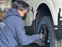 デモカーのタイヤをスタッドレスタイヤに交換しました！