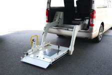 スーパーロングのハイエースに車椅子用リフトを取付けました！