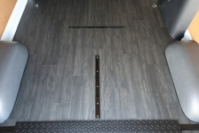 【SH床貼り】オーナー様のバイクにあわせてレールを埋め込みました！